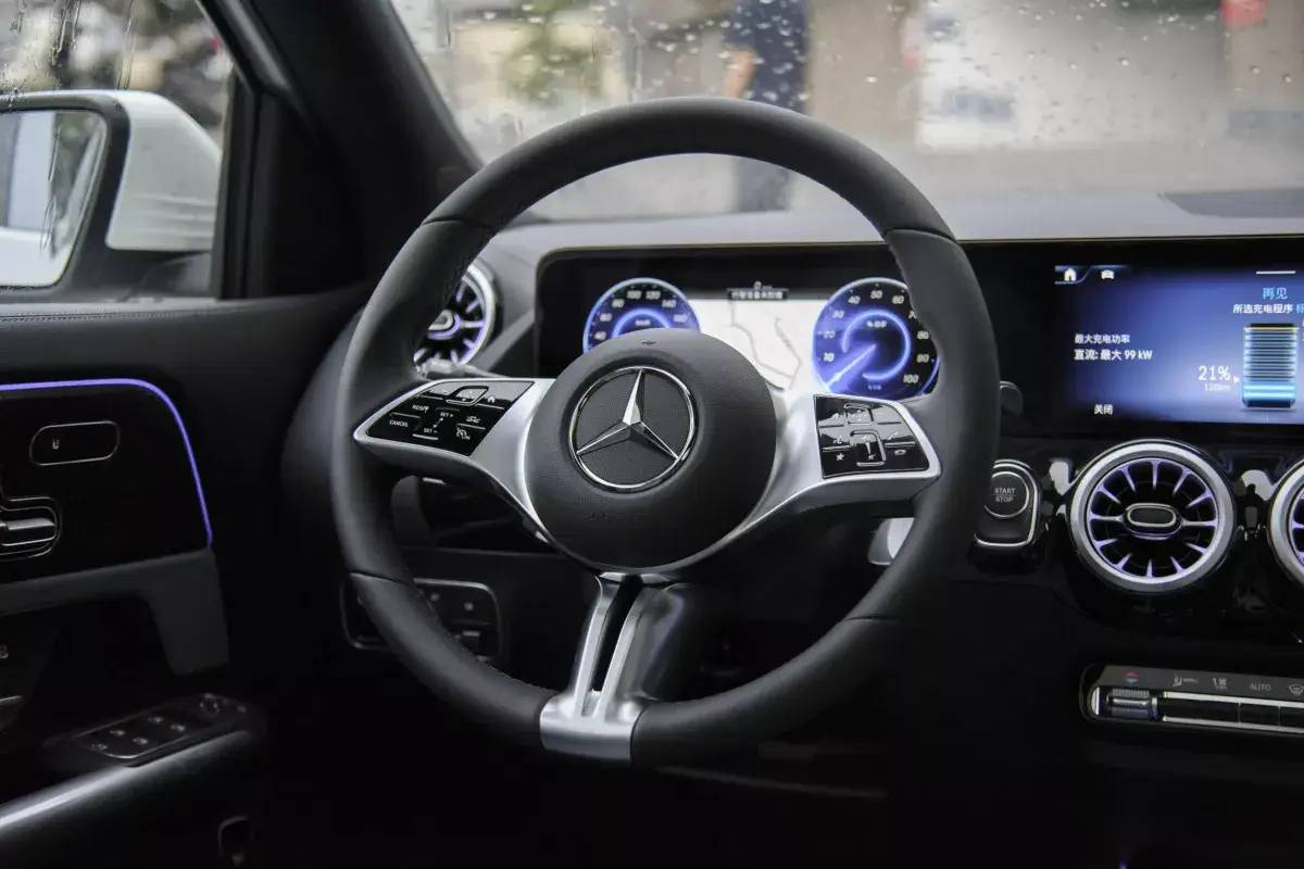 Mercedes-Benz EQA салон 3