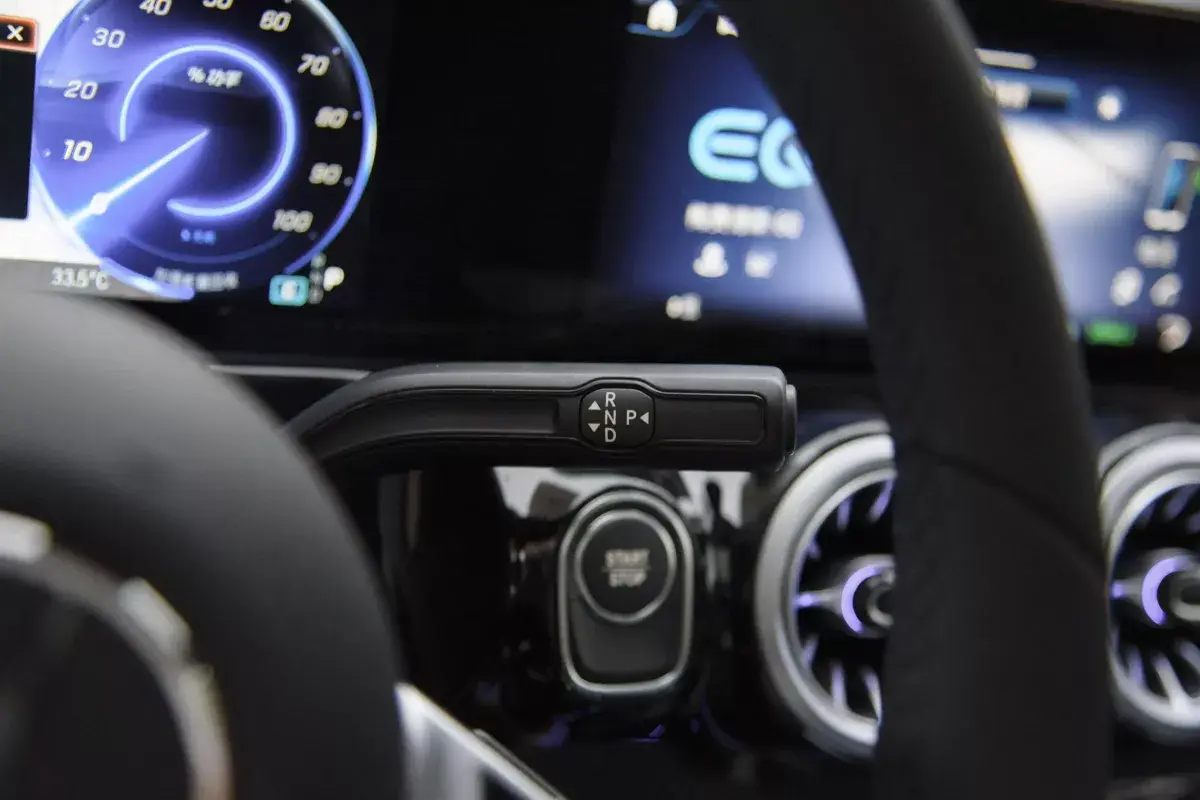 Mercedes-Benz EQA салон 4