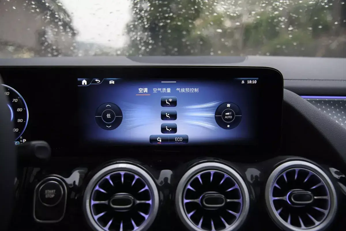 Mercedes-Benz EQA салон 5