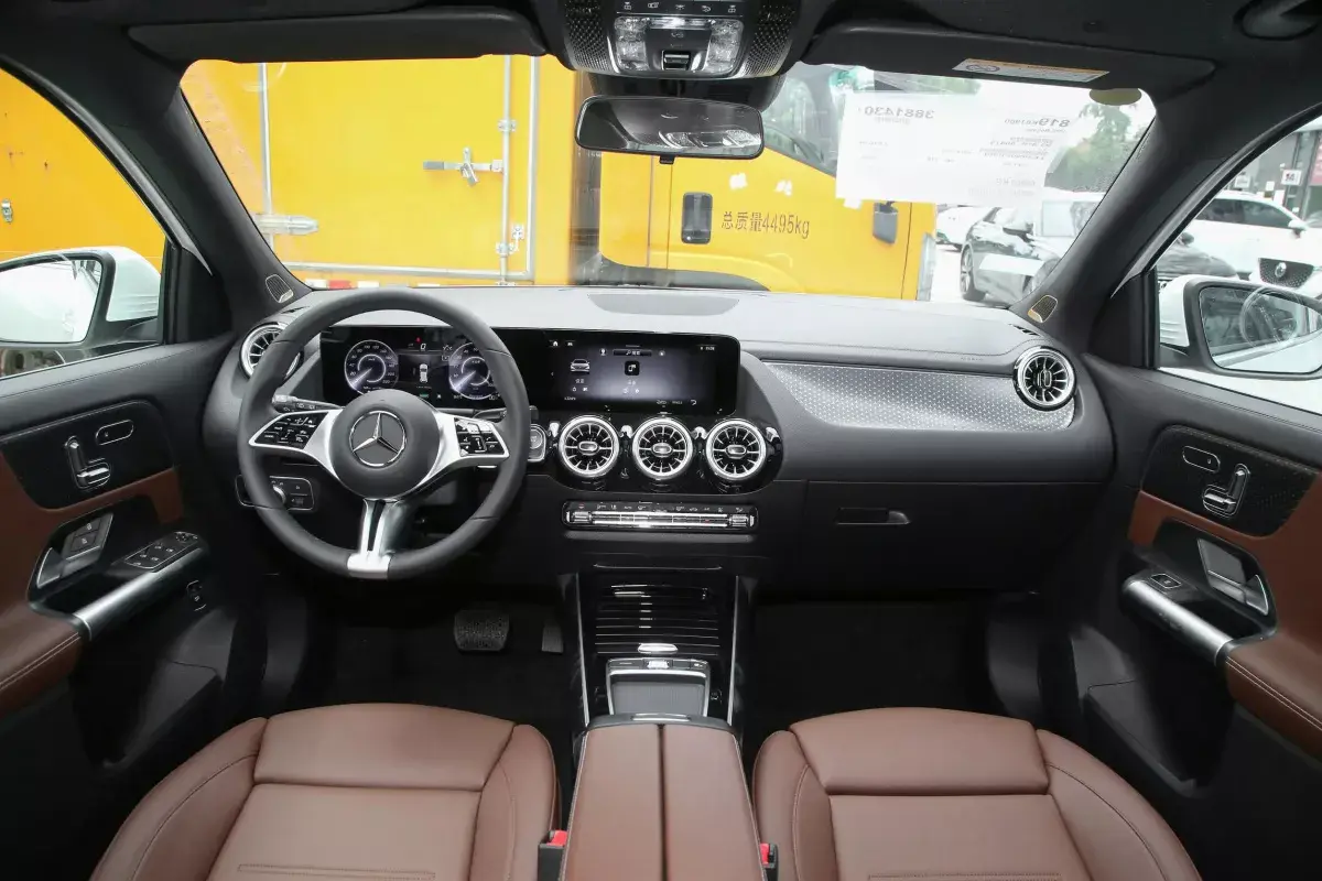 Mercedes-Benz EQA салон 7