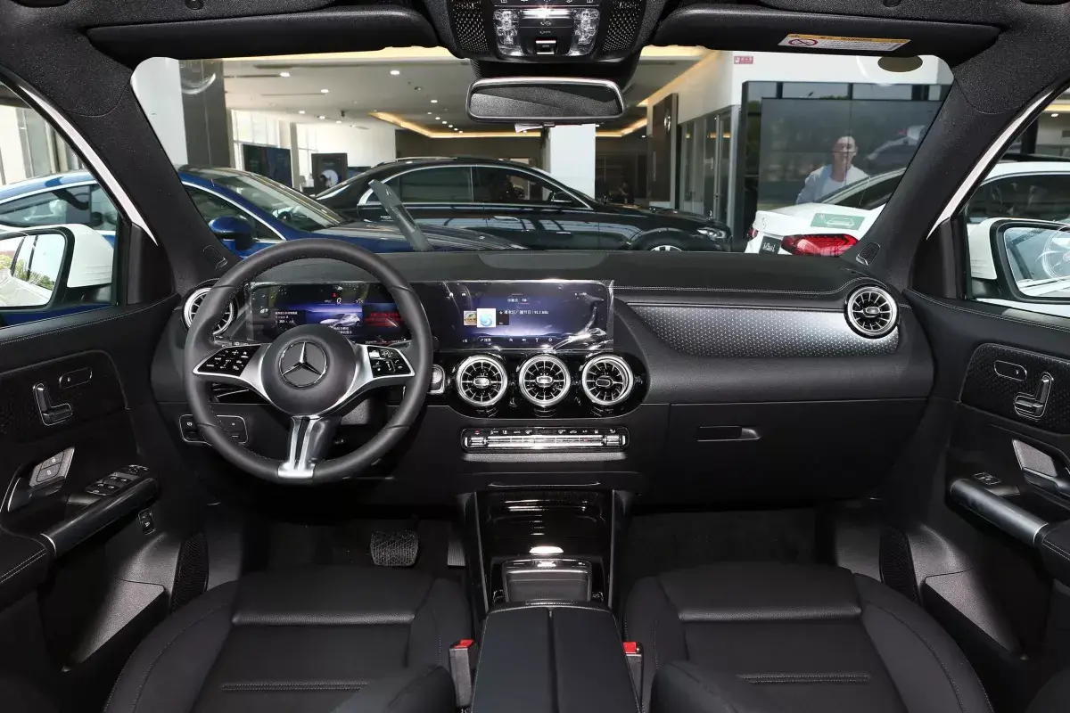 Mercedes-Benz EQA салон 8