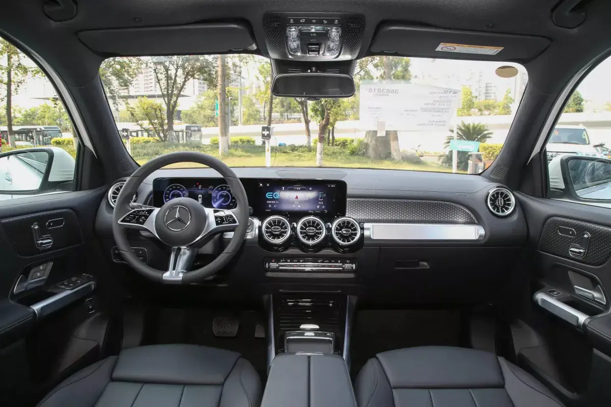 Mercedes-Benz EQB салон 1