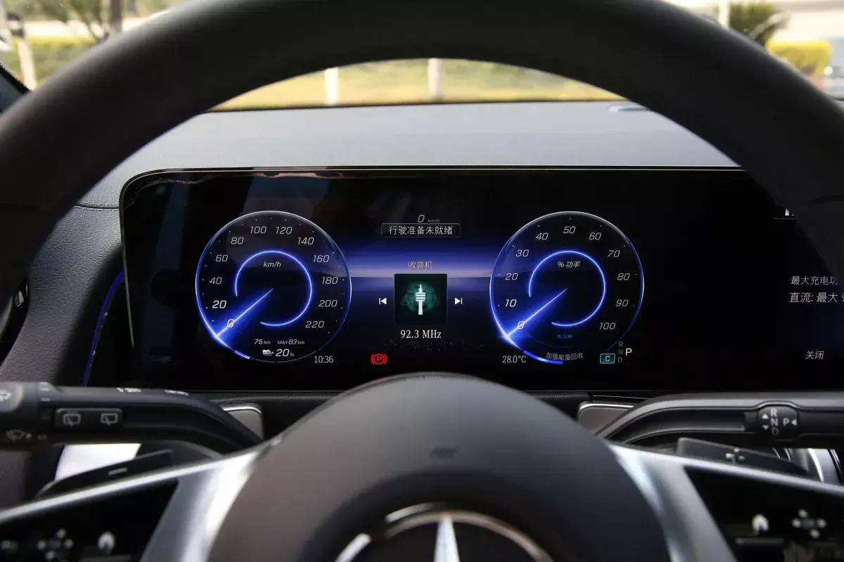 Mercedes-Benz EQB салон 2