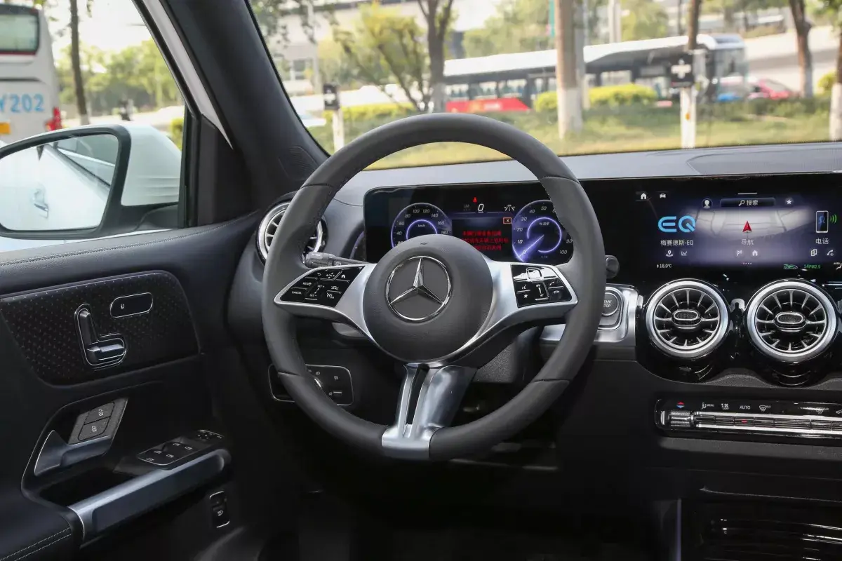 Mercedes-Benz EQB салон 3