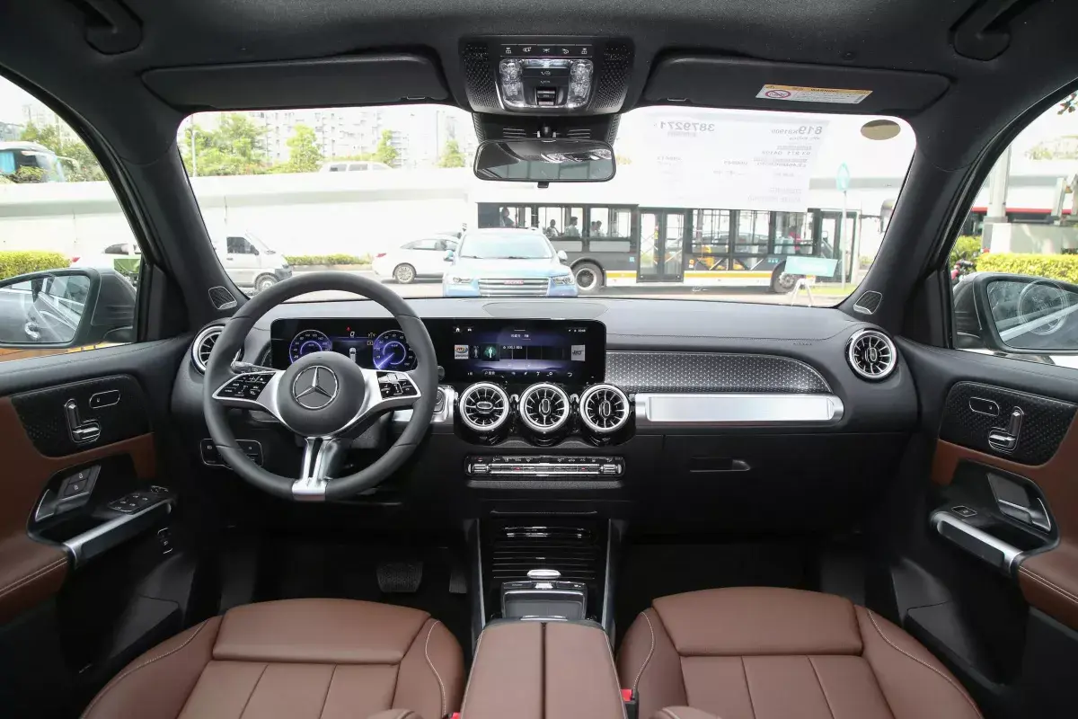 Mercedes-Benz EQB салон 7