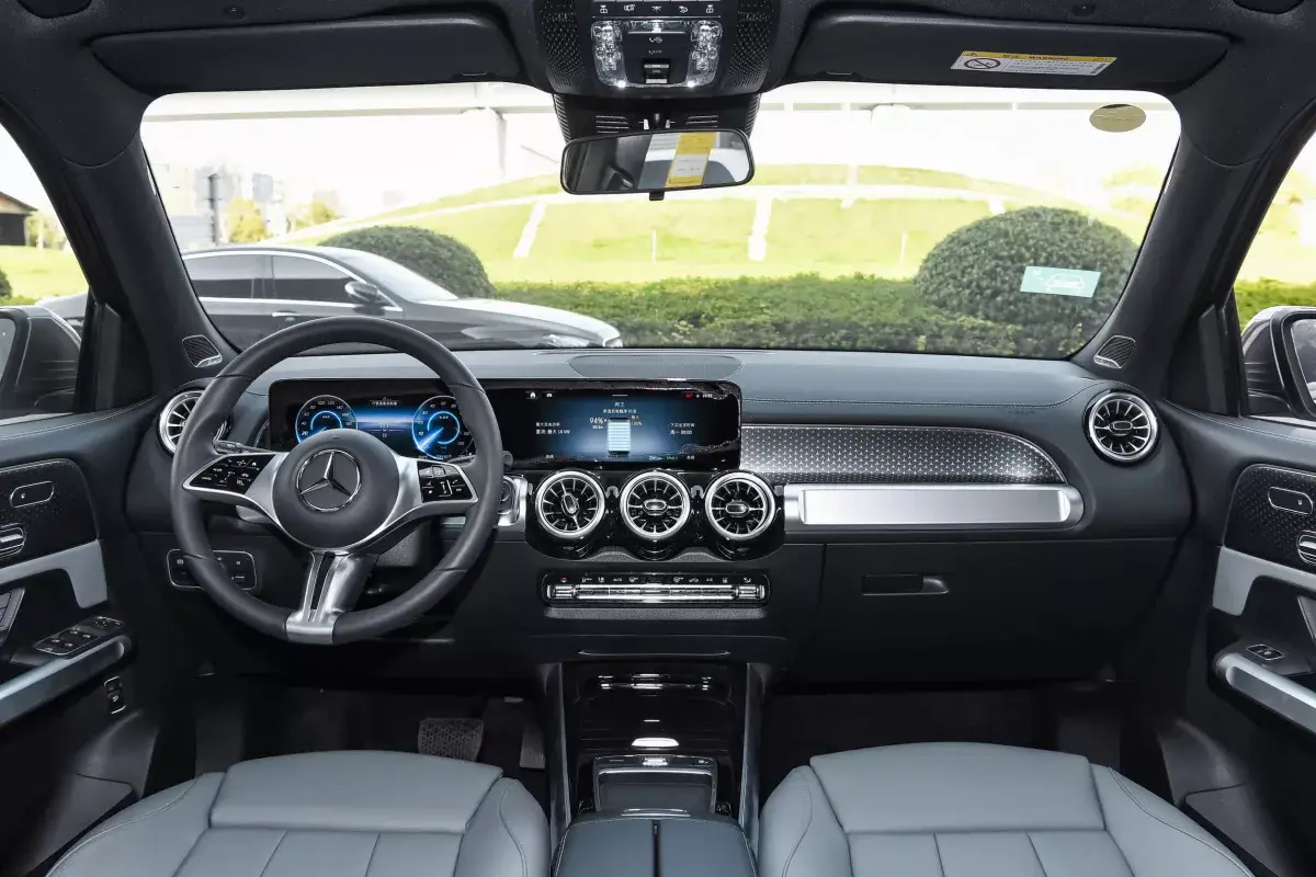 Mercedes-Benz EQB салон 8