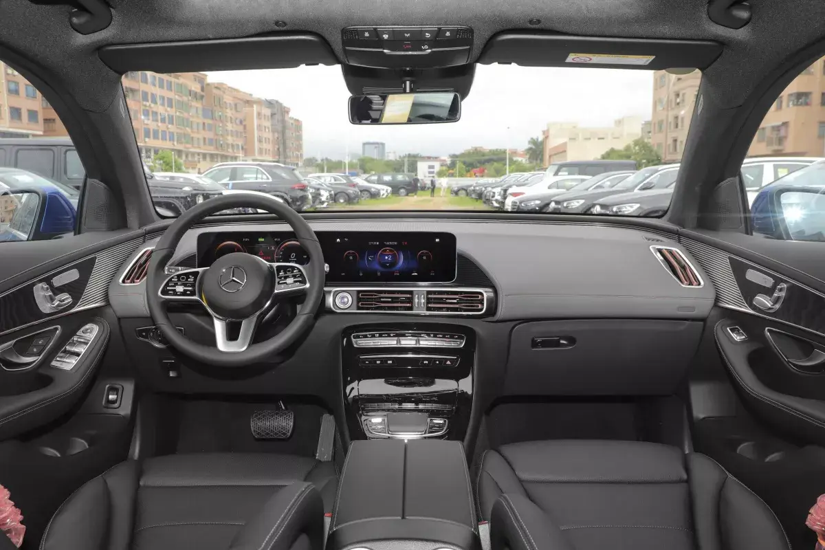 Mercedes-Benz EQC салон 1