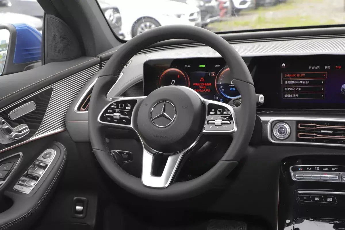 Mercedes-Benz EQC салон 3