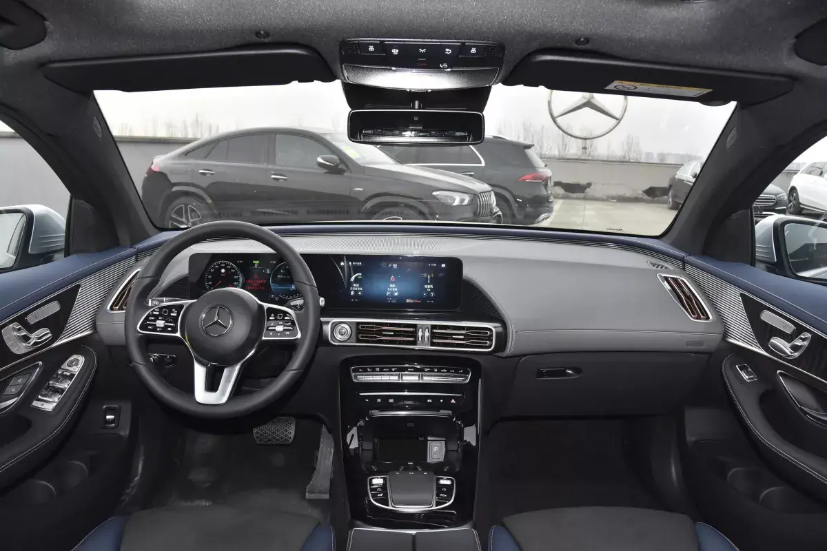 Mercedes-Benz EQC салон 7