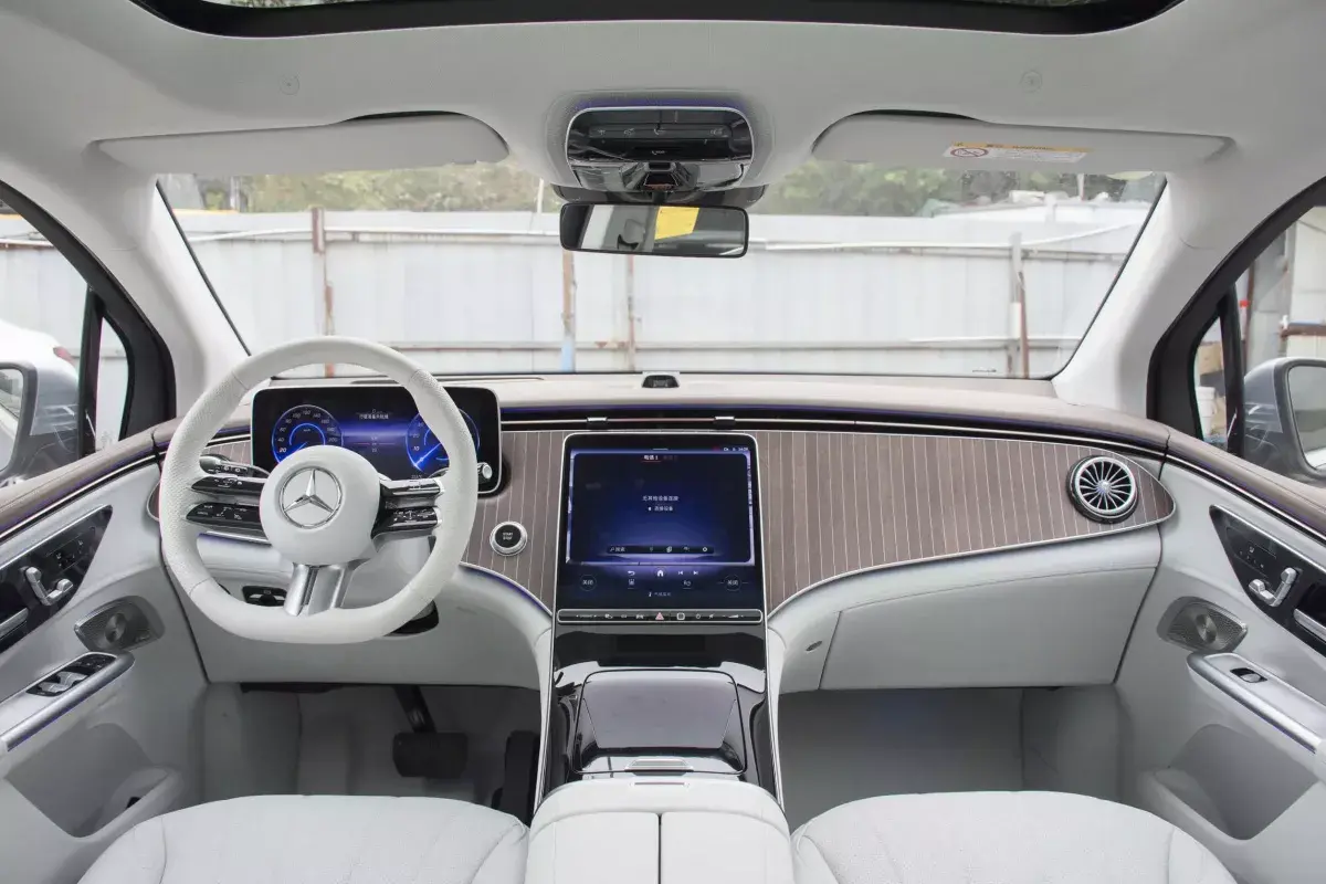 Mercedes-Benz EQE SUV салон 1