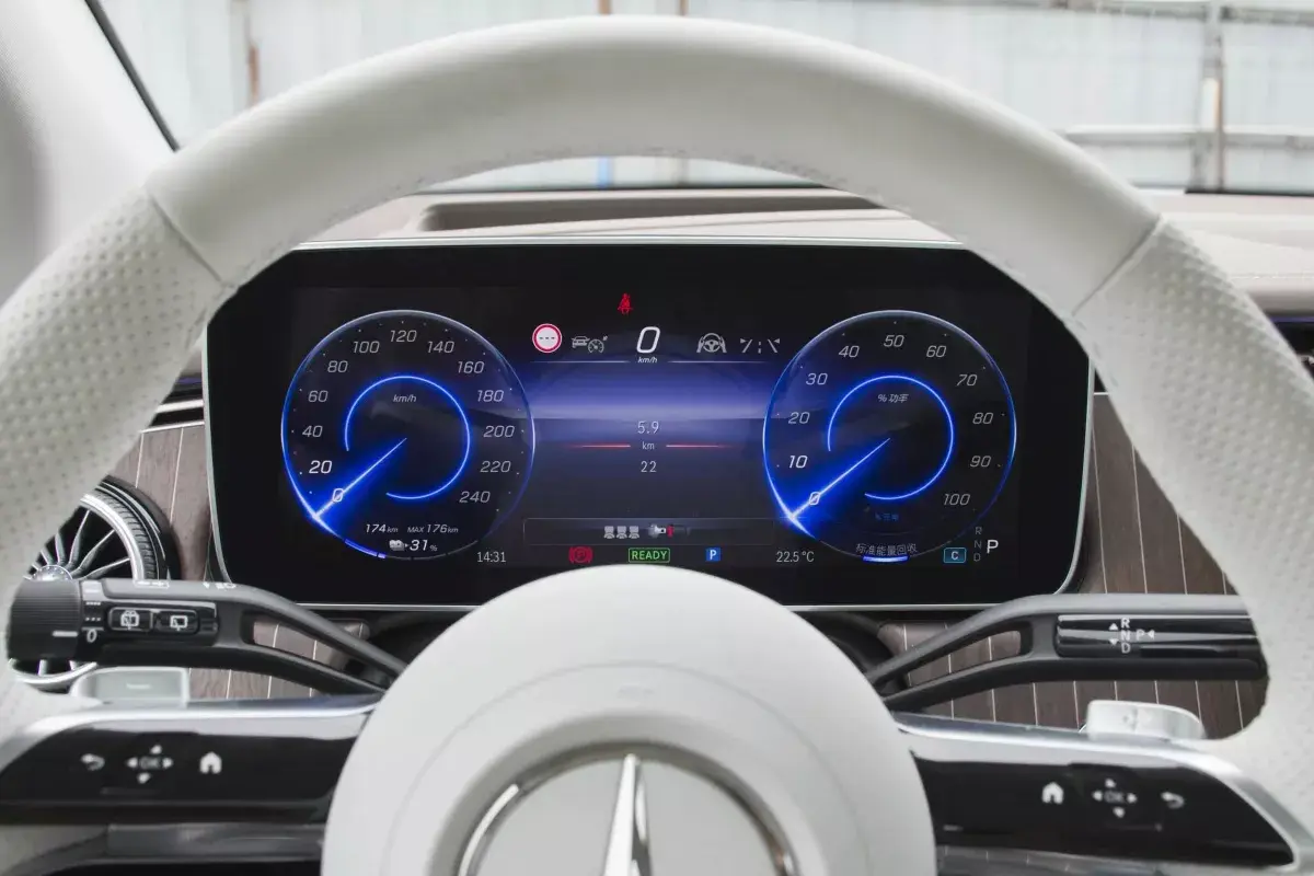 Mercedes-Benz EQE SUV салон 2