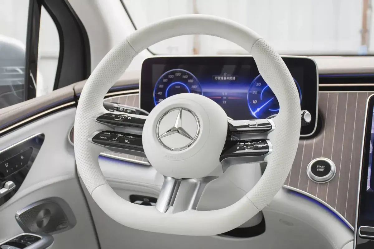 Mercedes-Benz EQE SUV салон 3