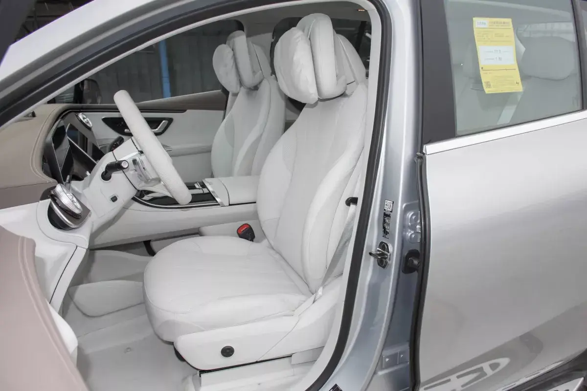 Mercedes-Benz EQE SUV салон 6