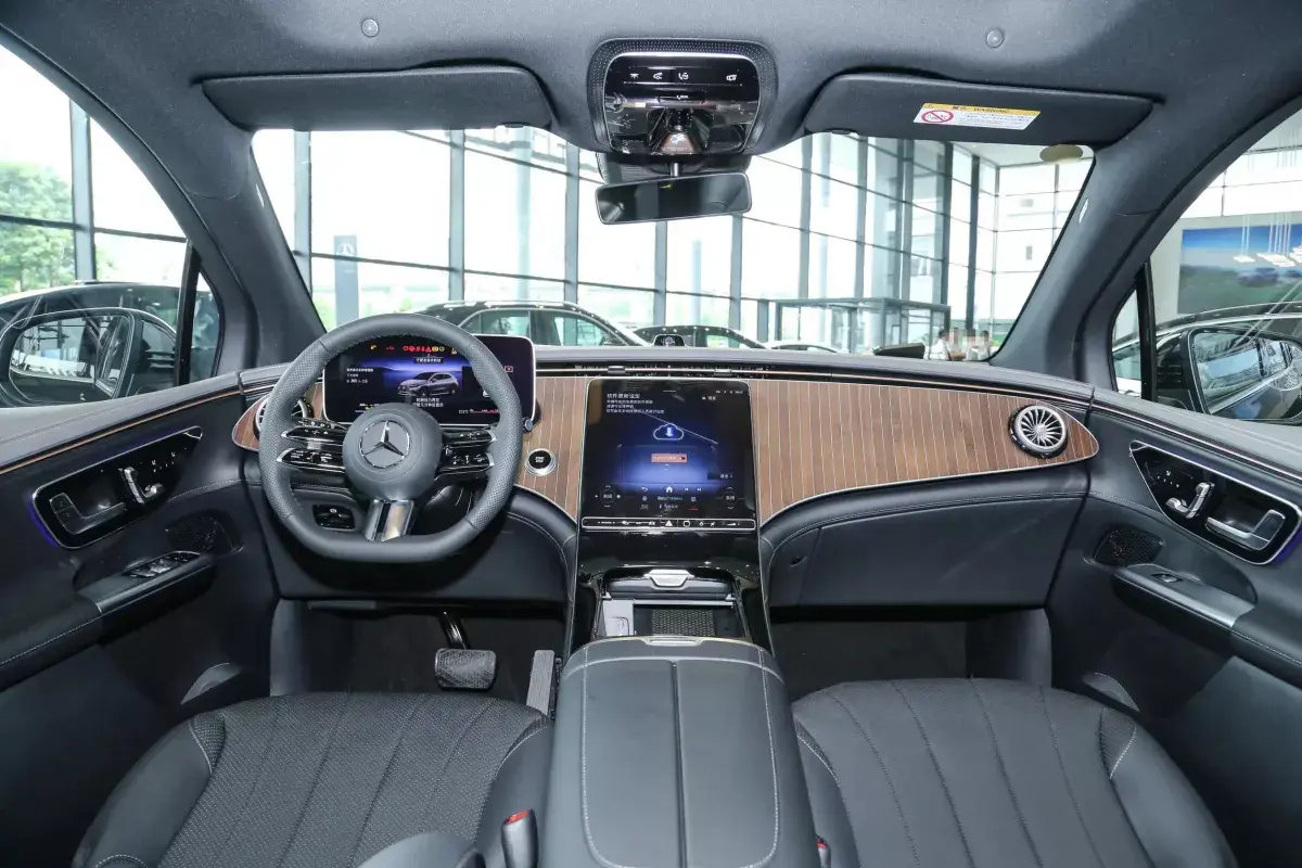 Mercedes-Benz EQE SUV салон 7