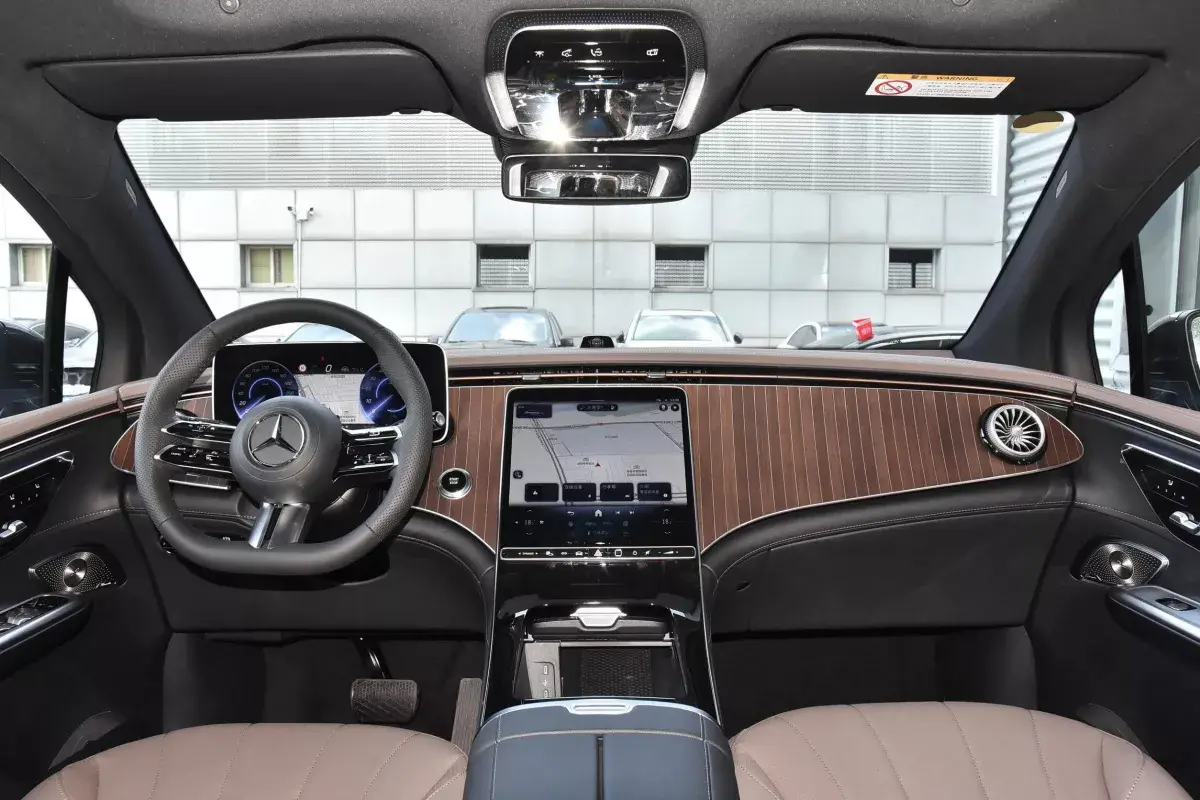 Mercedes-Benz EQE SUV салон 8
