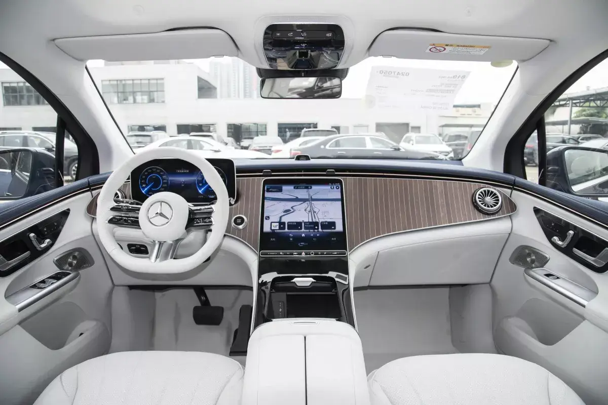 Mercedes-Benz EQE SUV салон 9
