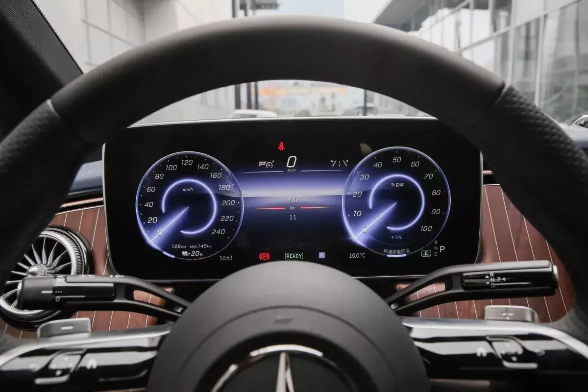 Mercedes-Benz EQE салон 2