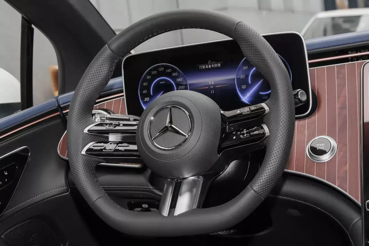 Mercedes-Benz EQE салон 3