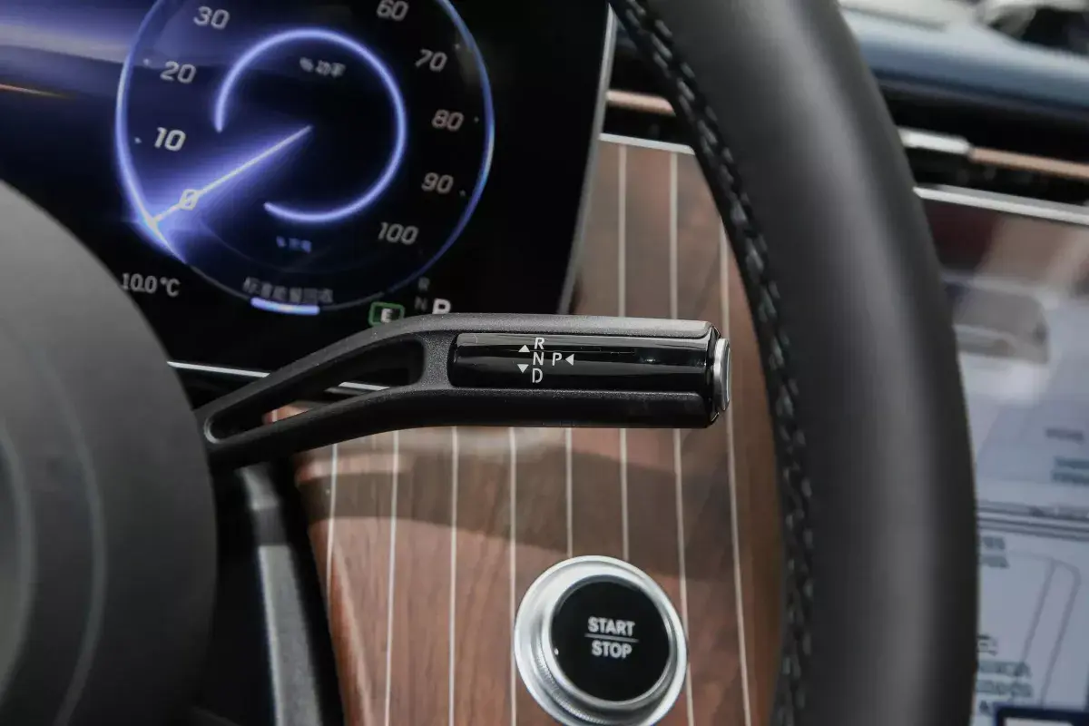 Mercedes-Benz EQE салон 4