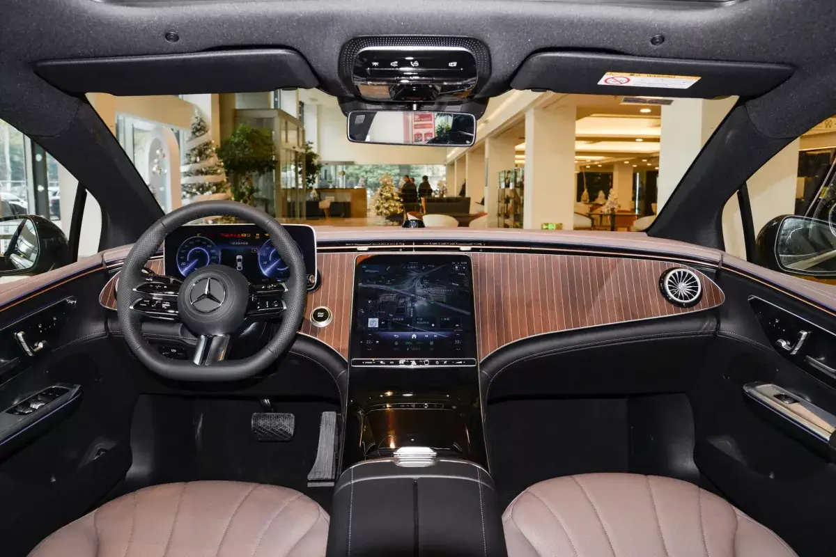 Mercedes-Benz EQE салон 7