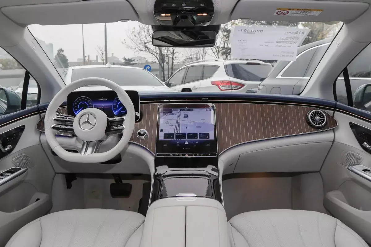 Mercedes-Benz EQE салон 8