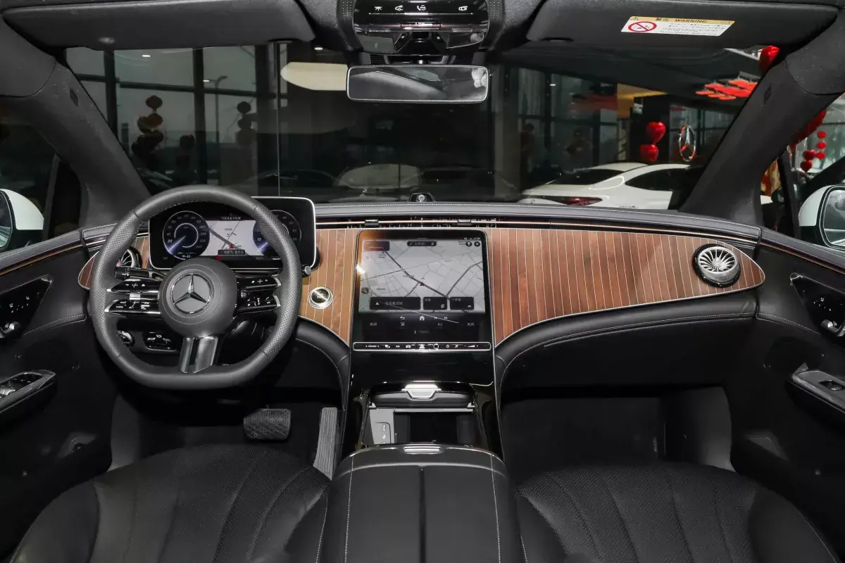 Mercedes-Benz EQE салон 9