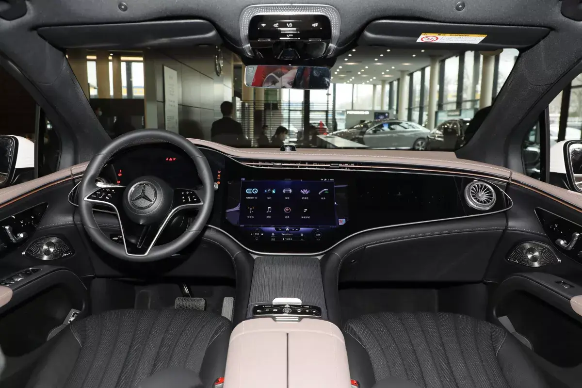 Mercedes-Benz EQS SUV салон 1