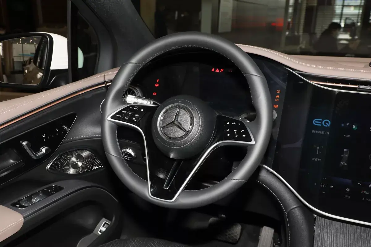 Mercedes-Benz EQS SUV салон 3