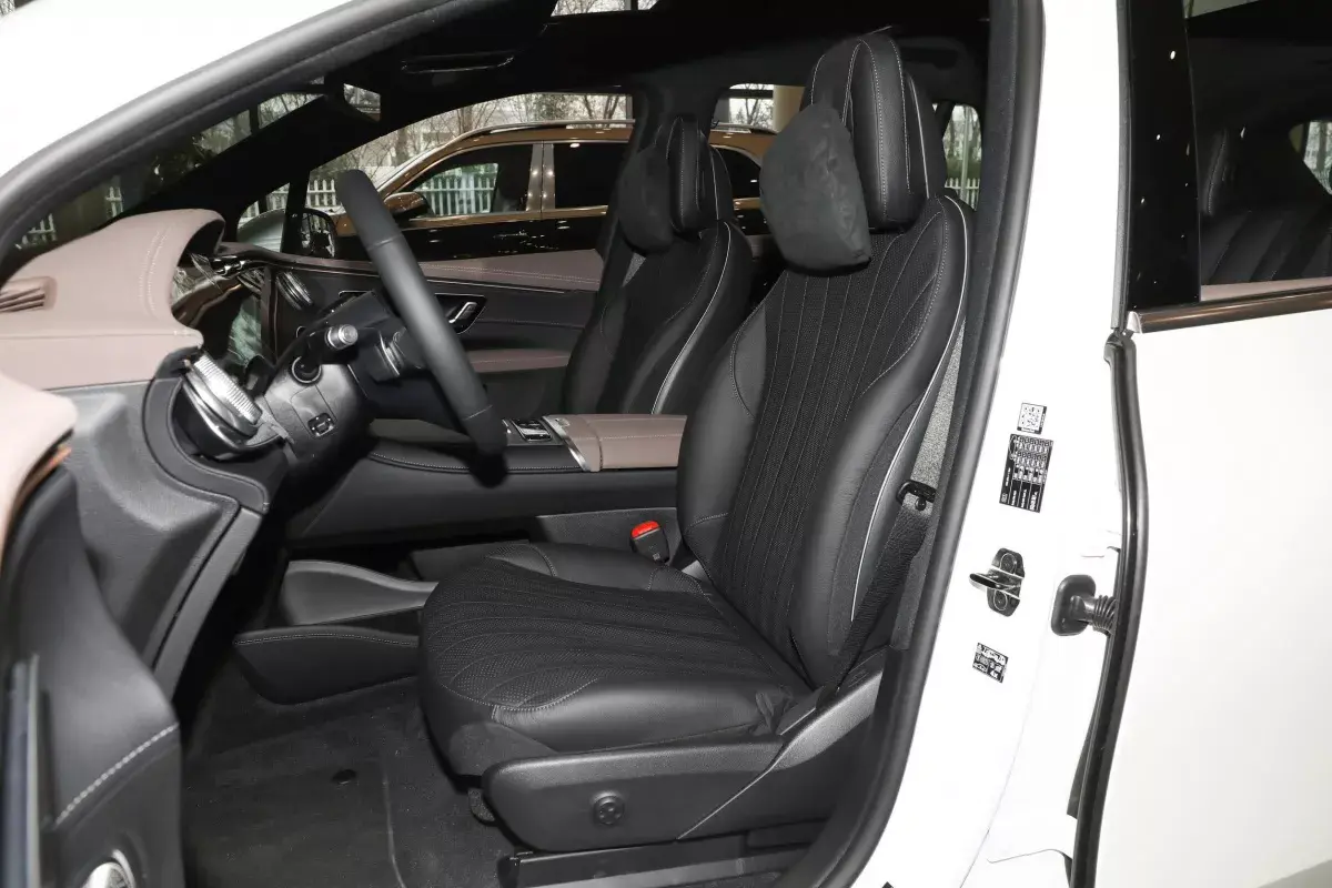 Mercedes-Benz EQS SUV салон 6