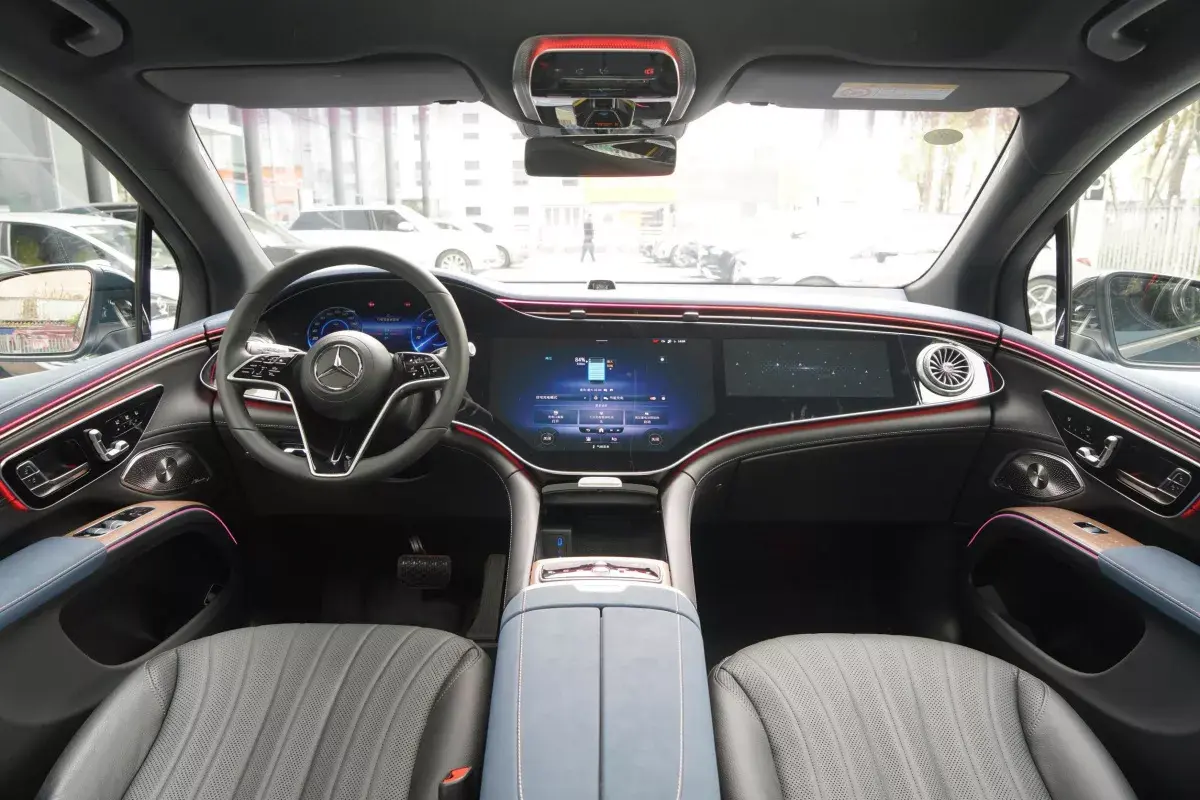 Mercedes-Benz EQS SUV салон 7