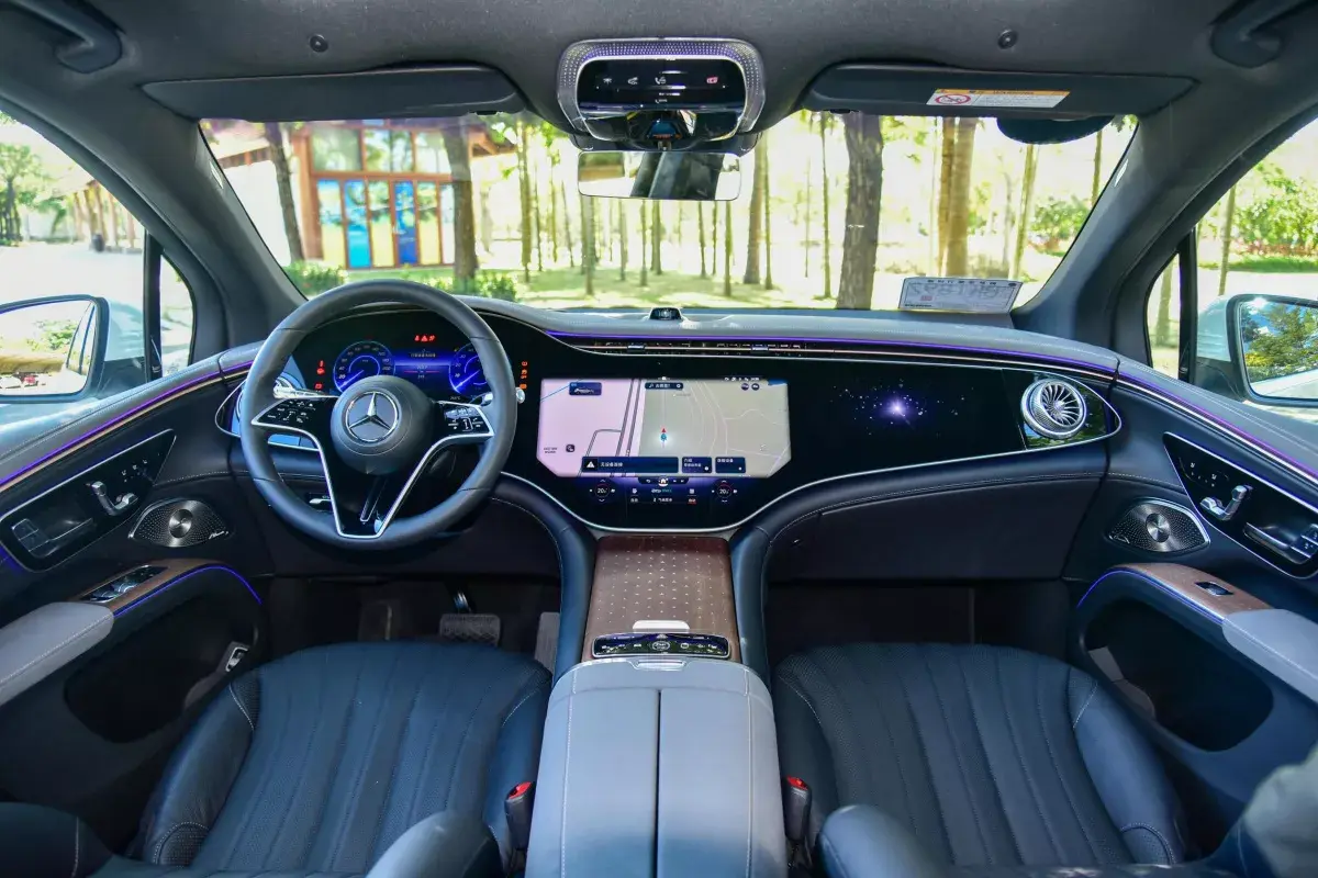 Mercedes-Benz EQS SUV салон 8