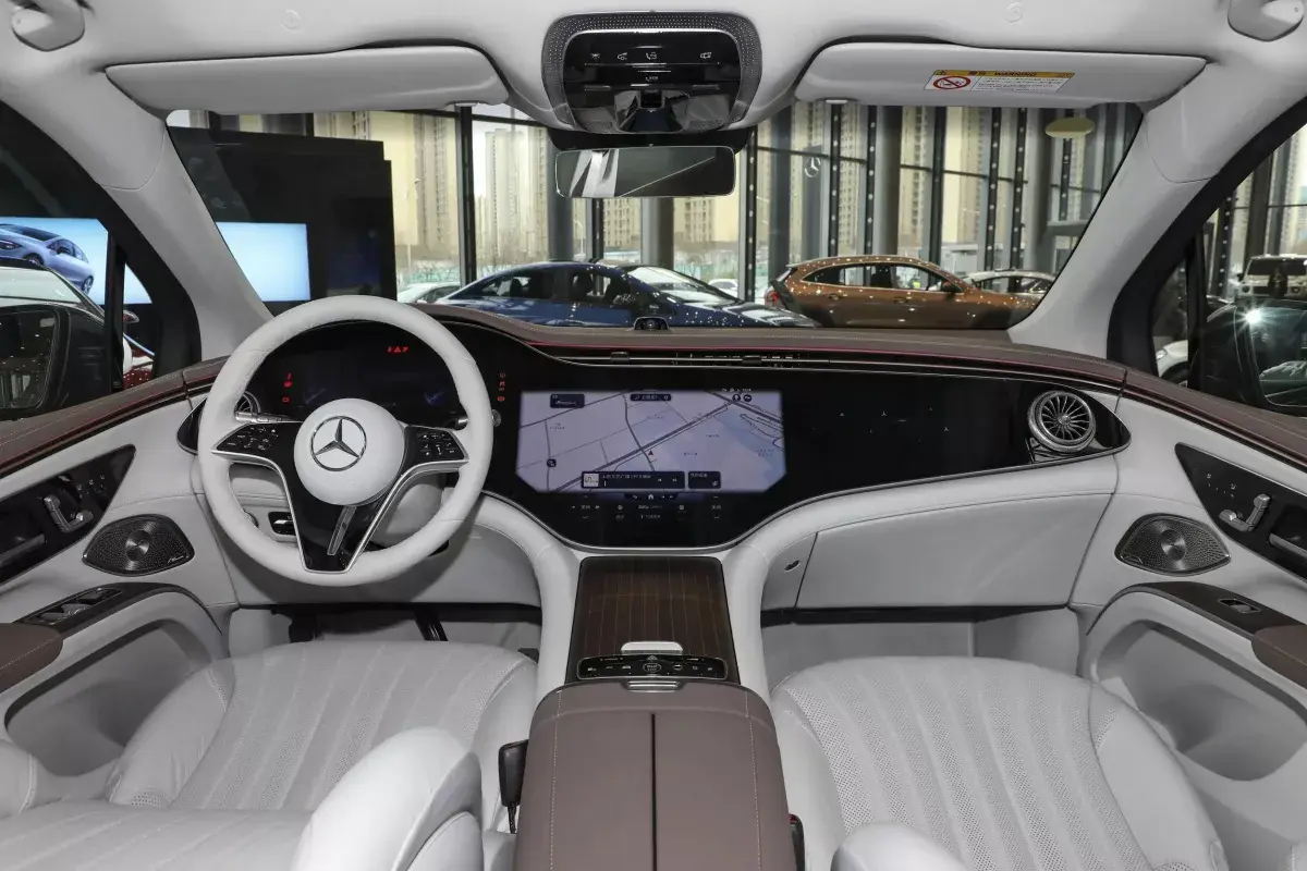 Mercedes-Benz EQS SUV салон 9