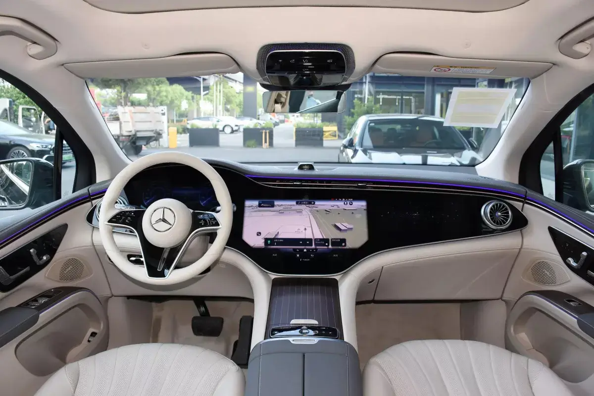 Mercedes-Benz EQS SUV салон 10
