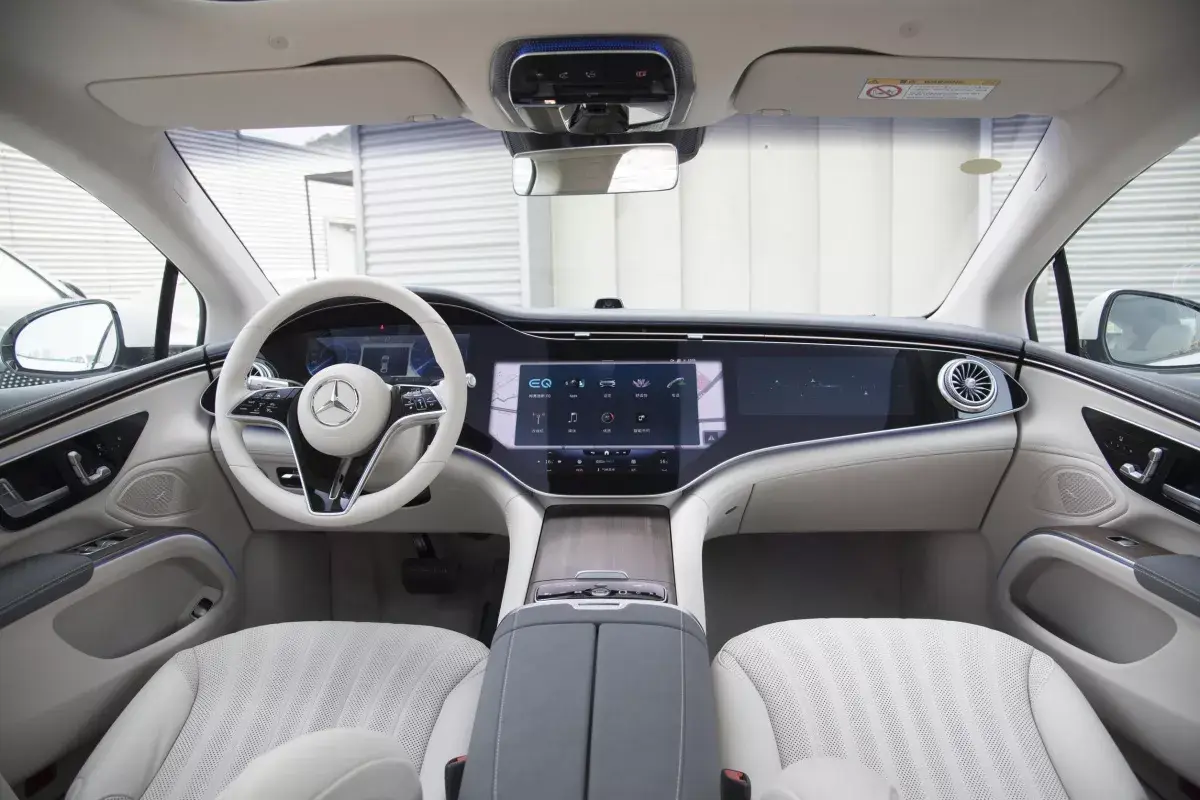Mercedes-Benz EQS салон 1
