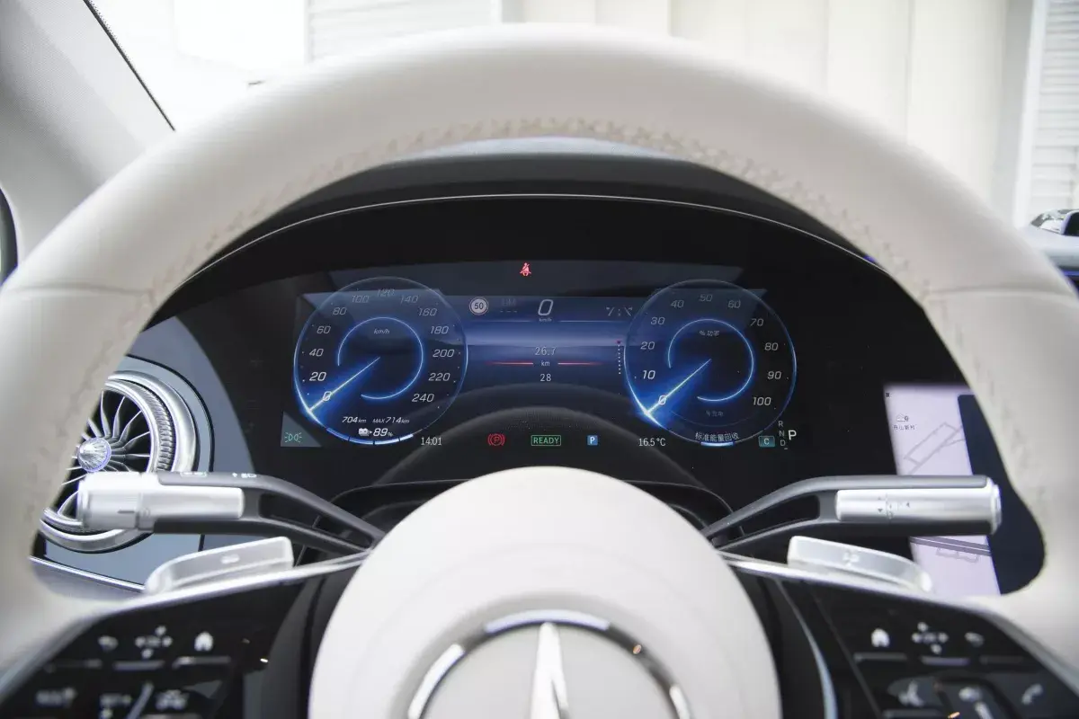Mercedes-Benz EQS салон 2
