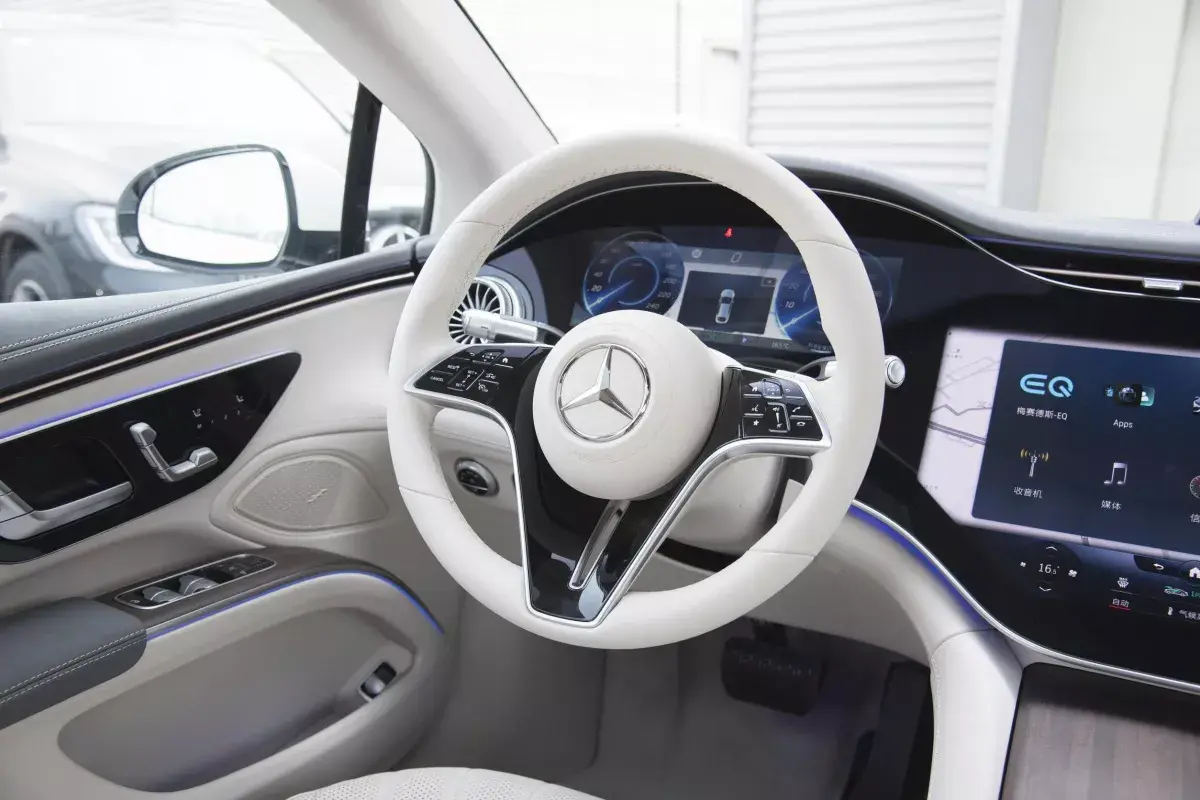 Mercedes-Benz EQS салон 3