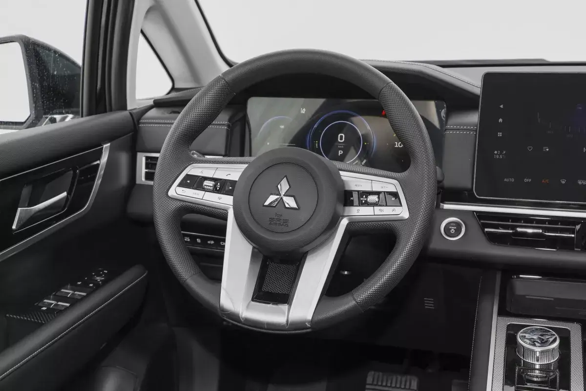 Mitsubishi Airtrek салон 3