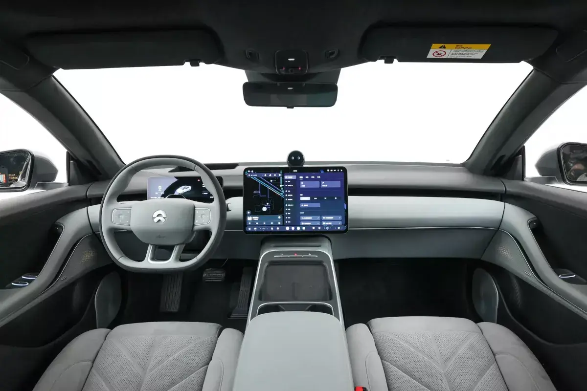 Nio ET5 салон 1