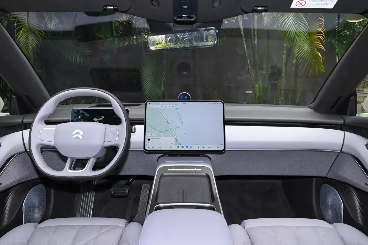 Nio ET5 салон 10