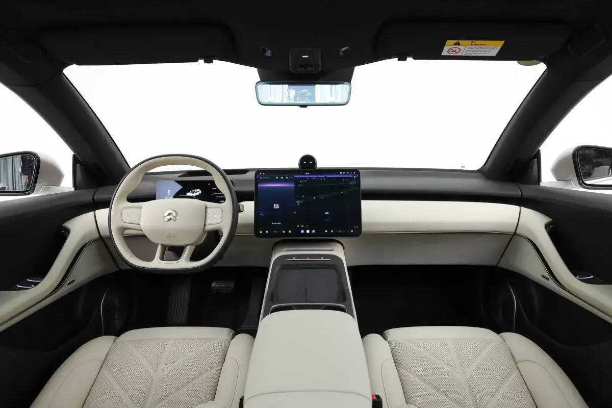 Nio ET5T салон 8