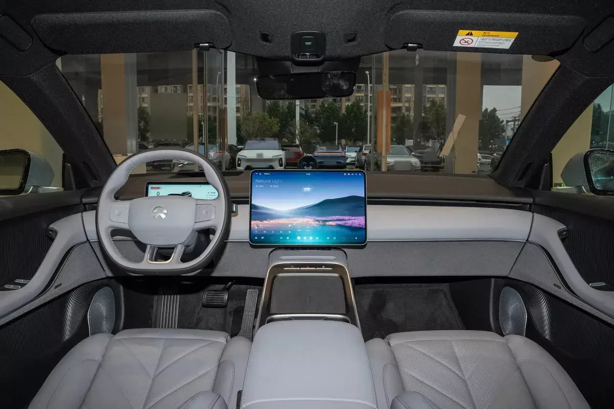 Nio ET5T салон 10