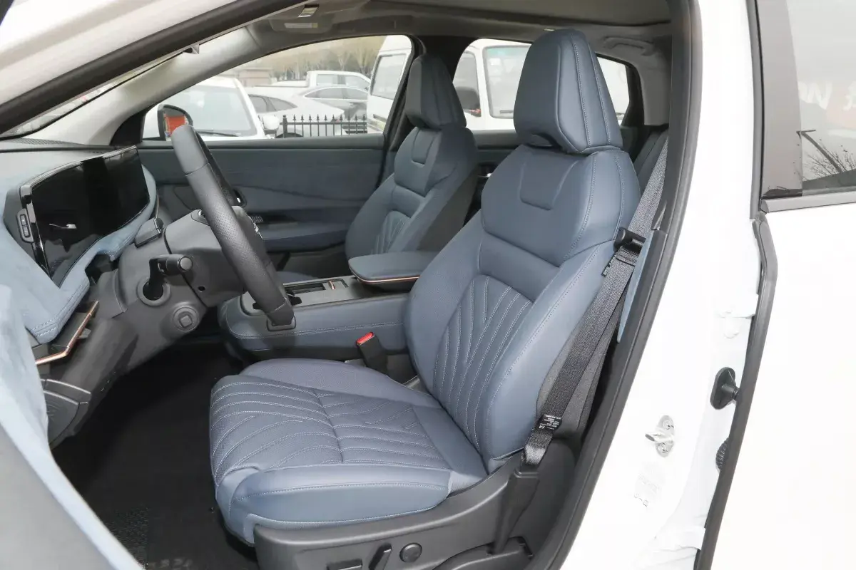 Nissan Ariya салон 6