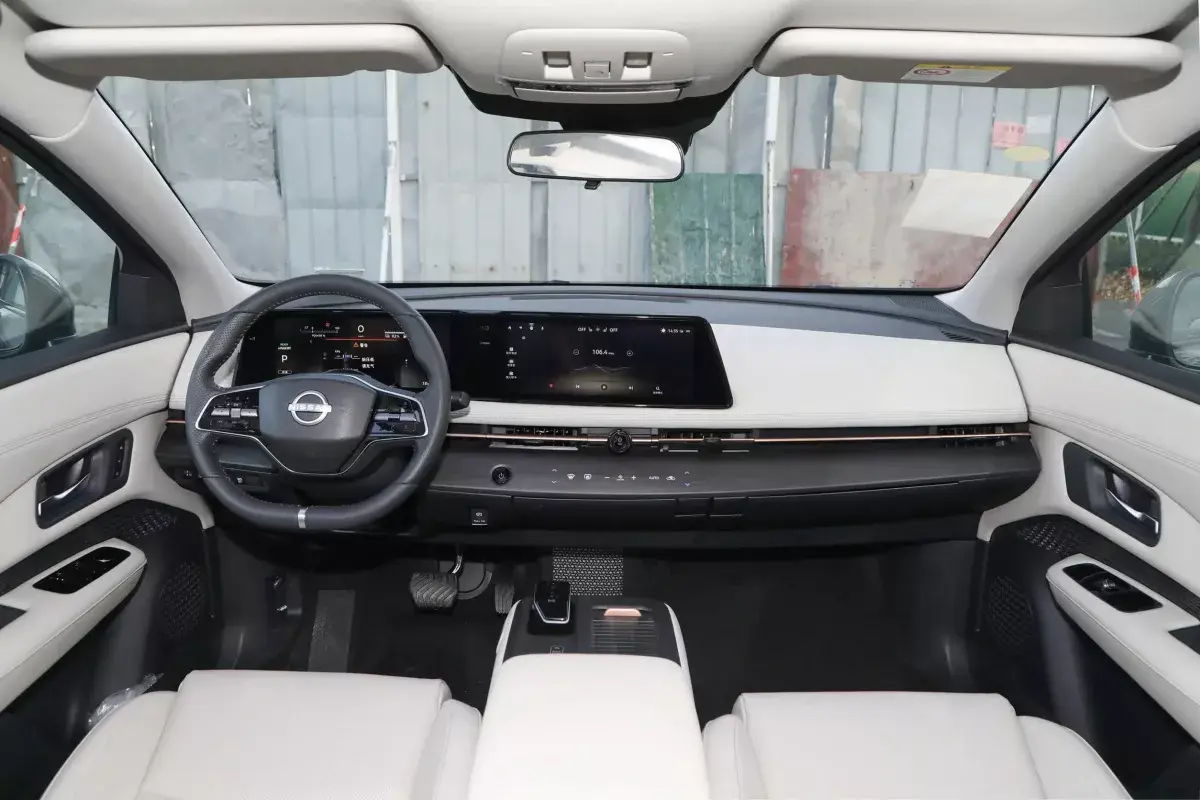 Nissan Ariya салон 7