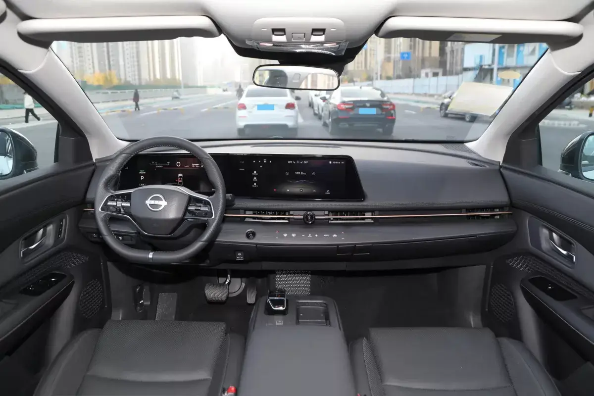 Nissan Ariya салон 8