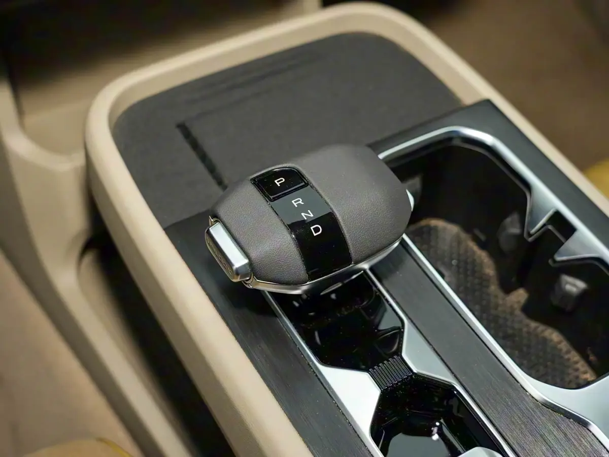 Nissan Frontier Pro PHEV салон 6