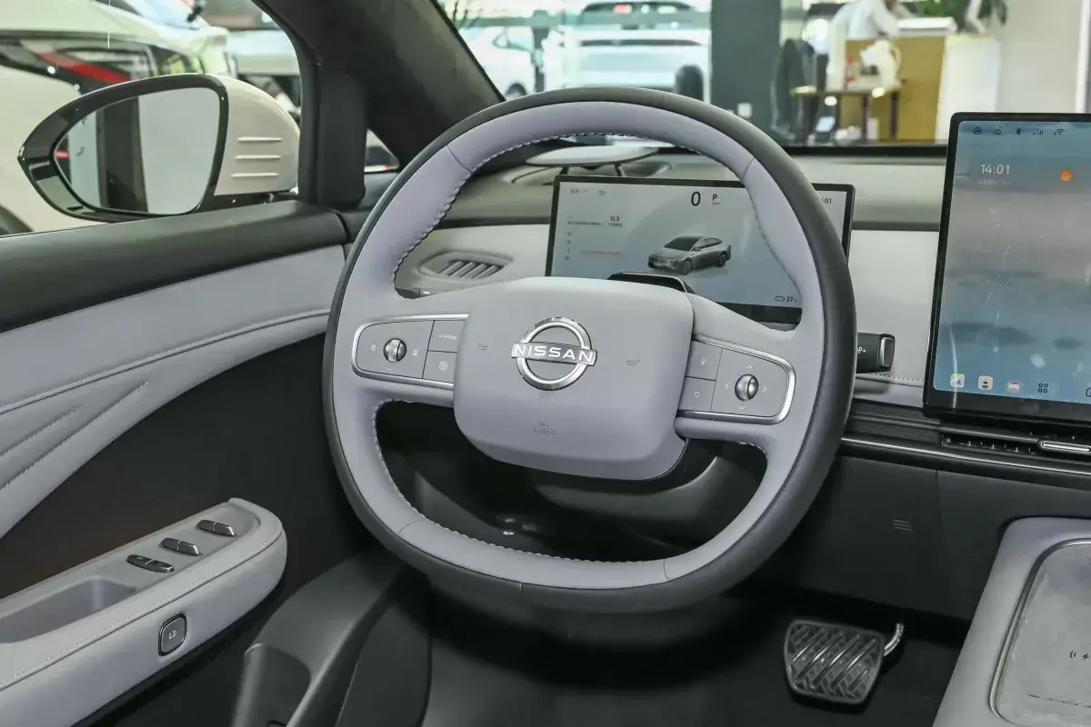 Nissan N7 салон 3