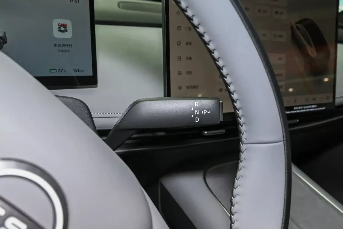 Nissan N7 салон 4