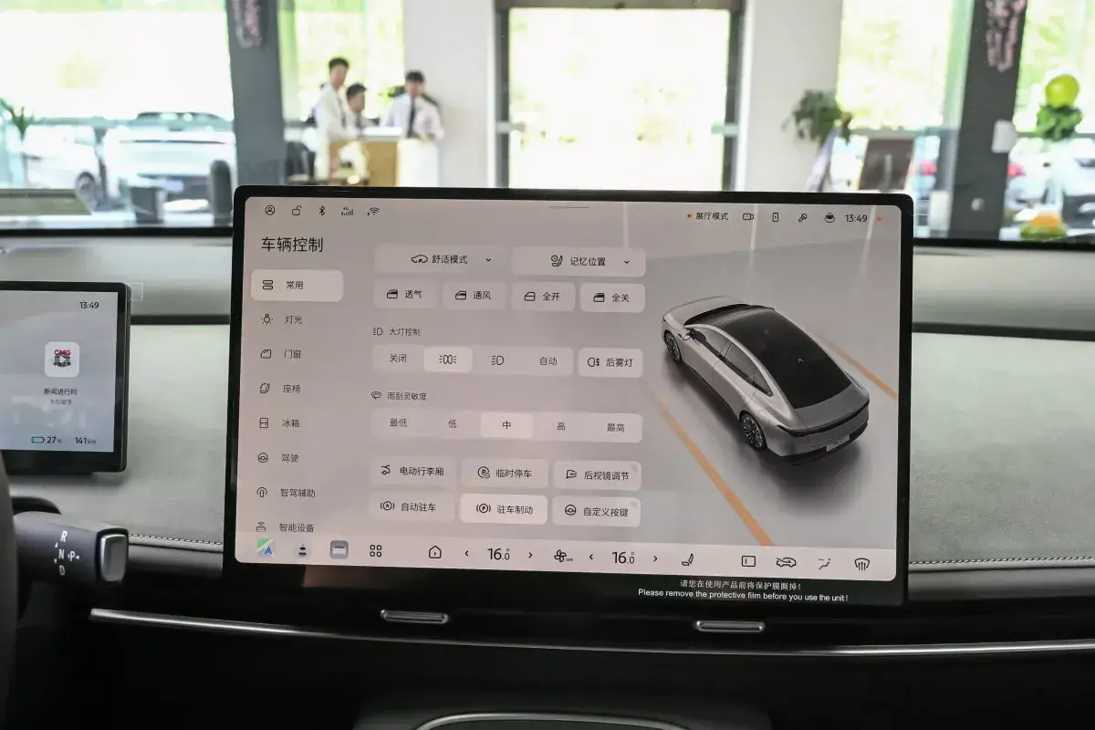 Nissan N7 салон 5