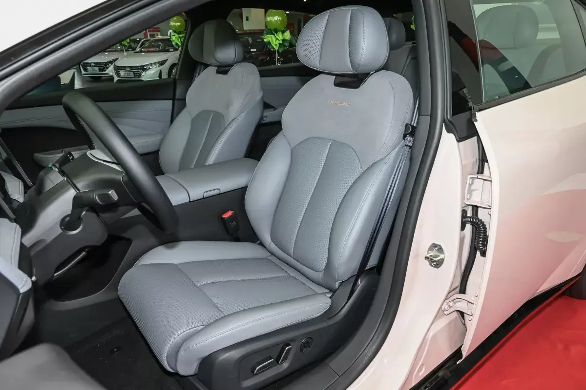 Nissan N7 салон 6