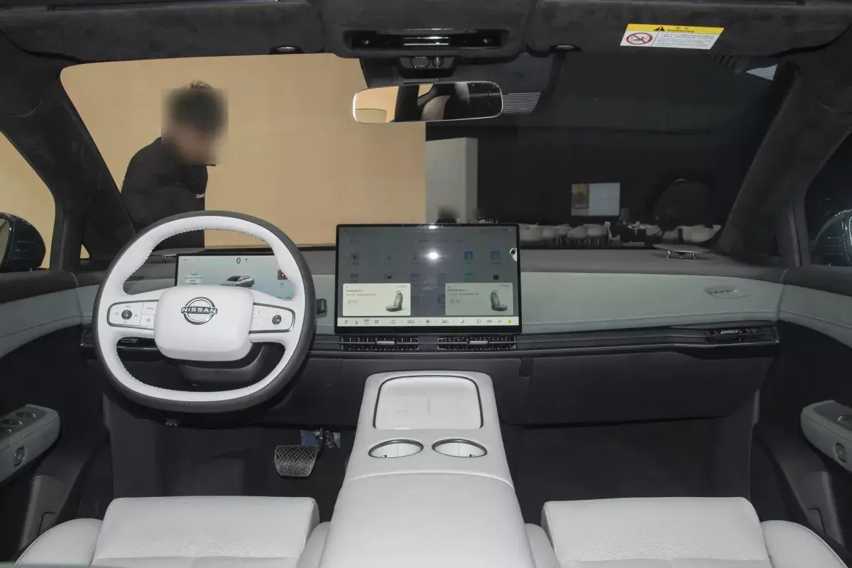 Nissan N7 салон 7